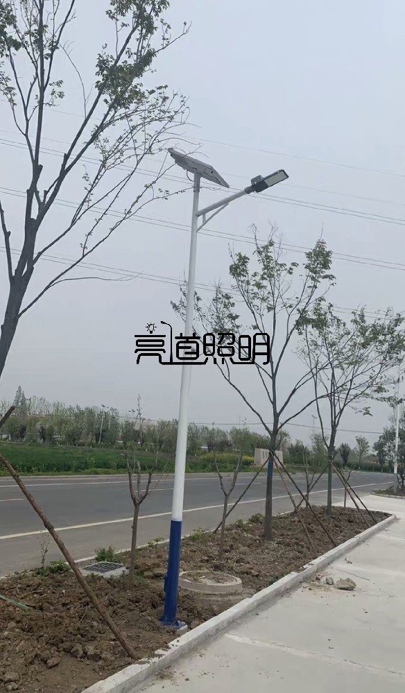 农村太阳能路灯杆