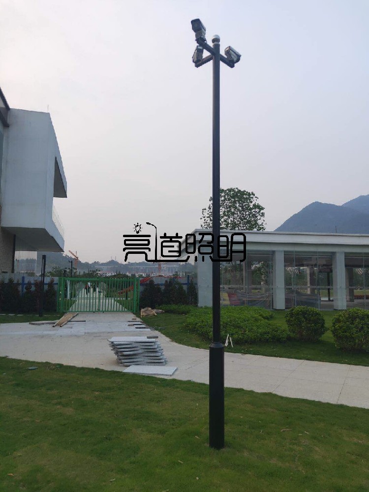 4米监控立杆 黑色烤漆 三枪击横臂